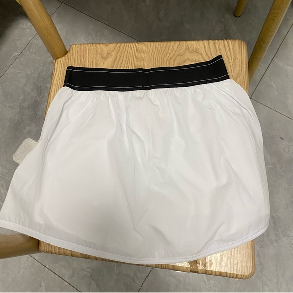 ALO Yoga White Mini Skirt with Black Waistband - Picture 4 of 4